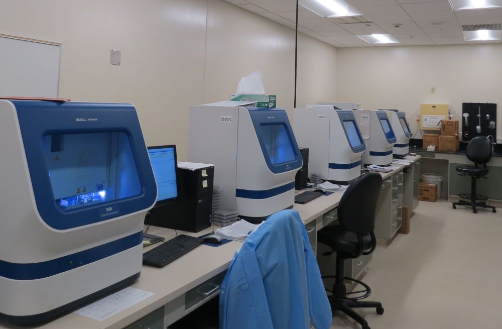 An instrument in the biology section used to distinguish the various DNA molecules from one another.
